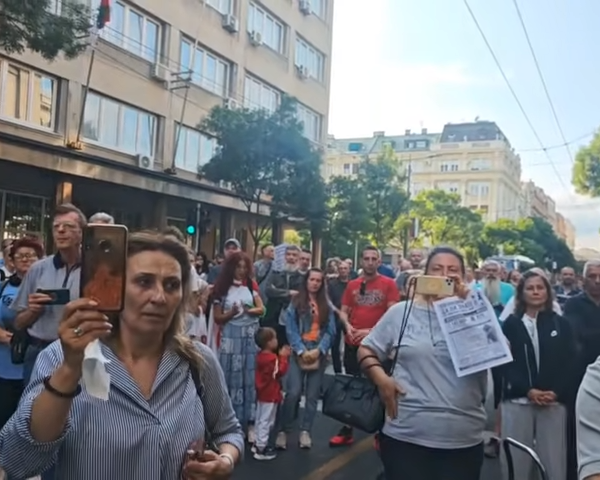 УЖИВО: Протест испред Председништва, Вучић хоће да уведе обавезну вакцину која нигде у Европи није обавезна!