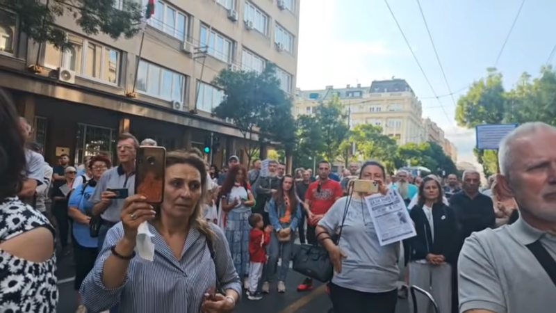 УЖИВО: Протест испред Председништва, Вучић хоће да уведе обавезну вакцину која нигде у Европи није обавезна!