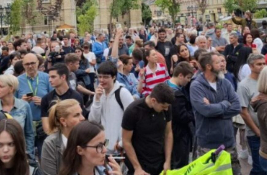 Уживо: Родитељи Јовине гимназије из Новог Сада код Владе Србије