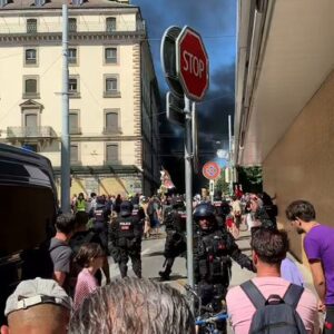 Нереди у Женеви пред долазак лидера Г7: Полиција у сукобу са демонстрантима (ВИДЕО)