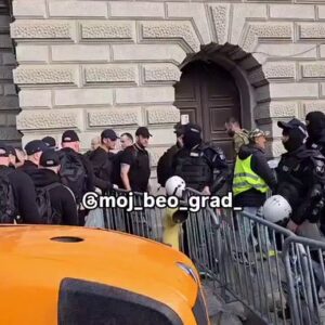 Овај снимак доказује да Вучић лаже? Ћаци 15. марта уносе кишобране за заштиту од звучног топа (ВИДЕО)