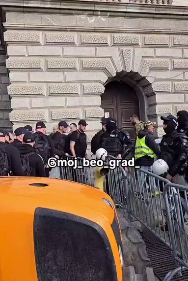 Овај снимак доказује да Вучић лаже? Ћаци 15. марта уносе кишобране за…