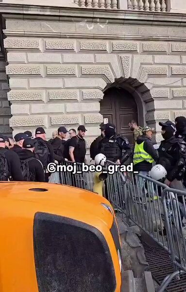 Овај снимак доказује да Вучић лаже? Ћаци 15. марта уносе кишобране за заштиту од звучног топа (ВИДЕО)