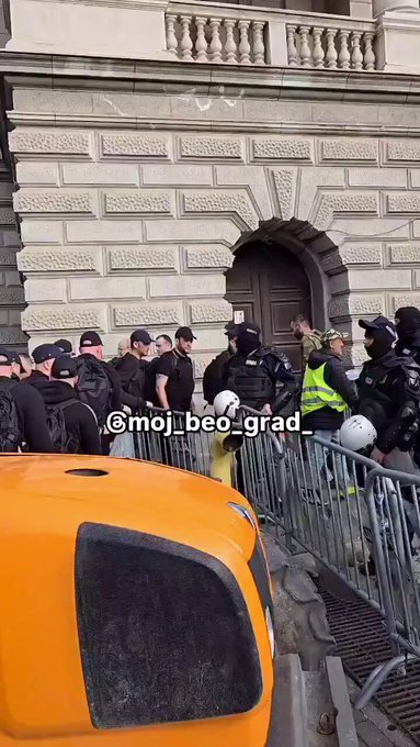 Овај снимак доказује да Вучић лаже? Ћаци 15. марта уносе кишобране за заштиту од звучног топа (ВИДЕО)