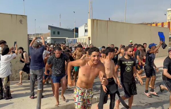 Инвазија илегалних миграната на Шпанију! Премијер Санчез пустио ХИЉАДЕ младих мушкараца из Марока и Алжира