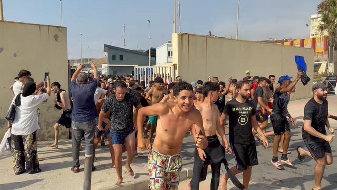 Инвазија илегалних миграната на Шпанију! Премијер Санчез пустио ХИЉАДЕ младих мушкараца из Марока и Алжира