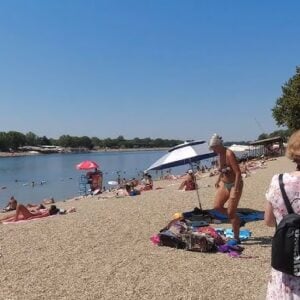 Наручио воћну салату у београдском ресторану – добио сецкану лубенцу, а рачун је стравичан (ВИДЕО)