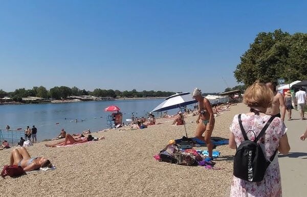Наручио воћну салату у београдском ресторану – добио сецкану лубенцу, а рачун је стравичан (ВИДЕО)