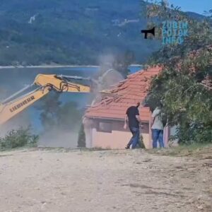 „АЦО, СРБИНЕ“: Почело рушење хотела „Језеро“ на Газиводама (ВИДЕО)