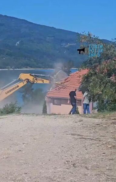 „АЦО, СРБИНЕ“: Почело рушење хотела „Језеро“ на Газиводама (ВИДЕО)