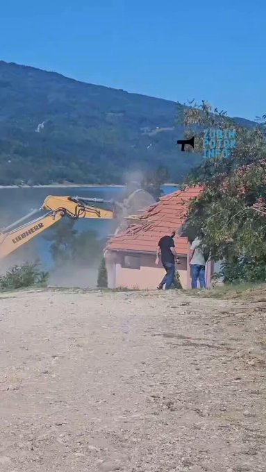 „АЦО, СРБИНЕ“: Почело рушење хотела „Језеро“ на Газиводама (ВИДЕО)