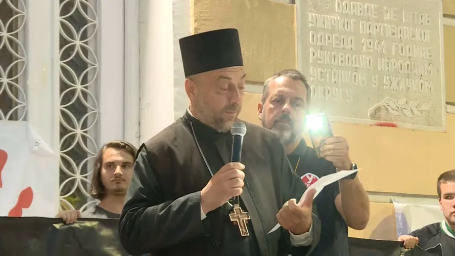 Суспендован отац Милић Драговић из Ужица који је подржао студенте и јавно позвао Вучића да распише…