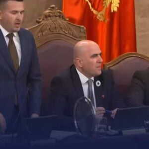 Пејовић развалио Кнежевића и Вучића: Играте се емоцијама Срба, док у Србији људе убијају и закопавају у буради! (ВИДЕО)