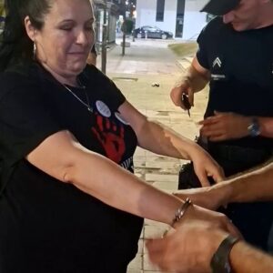 ДНО КАЦЕ Полиција у Смедереву привела наставницу енглеског језика јер је лепила налепнице „Студенти побеђују“ ВИДЕО
