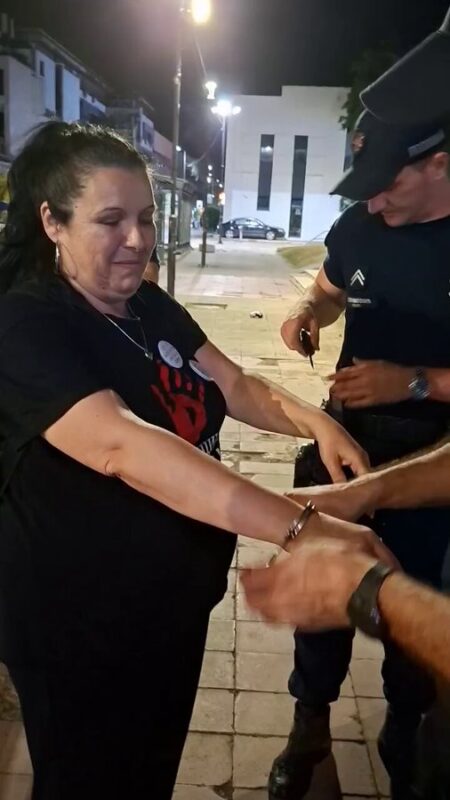 ДНО КАЦЕ Полиција у Смедереву привела наставницу енглеског језика јер је лепила налепнице „Студенти побеђују“ ВИДЕО