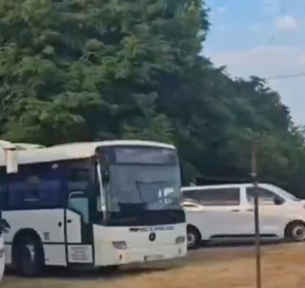 Водају исте људе аутобусима од места до места: Раскринкана напредњачка кампања! (ВИДЕО)