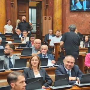 УЖИВО – Скупштина: Данас пада Влада Србије?!
