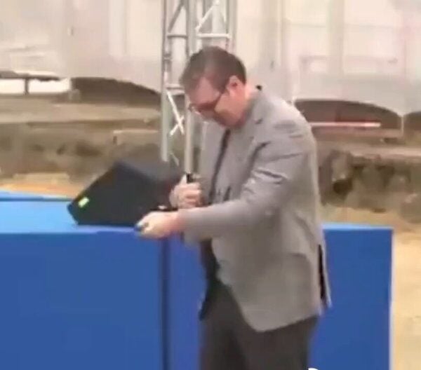 ВИДЕО који показује правог Вучића: Неспособан за живот, а води државу