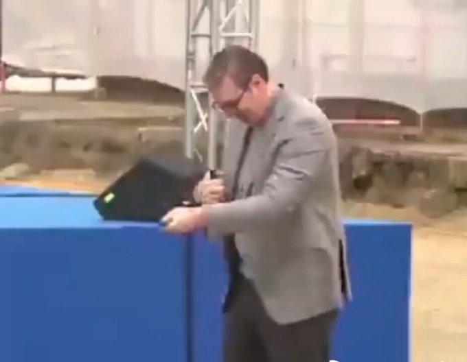 ВИДЕО који показује правог Вучића: Неспособан за живот, а води државу