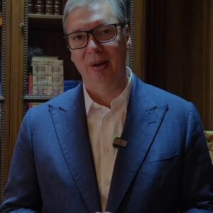 Малоумна пропаганда: Јуче претио ножем Вучићу, Оскар га данас помиловао и оптужио студенте! (ВИДЕО)