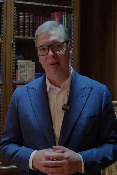 Малоумна пропаганда: Јуче претио ножем Вучићу, Оскар га данас помиловао и оптужио студенте! (ВИДЕО)