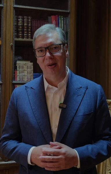 Малоумна пропаганда: Јуче претио ножем Вучићу, Оскар га данас помиловао и оптужио студенте! (ВИДЕО)