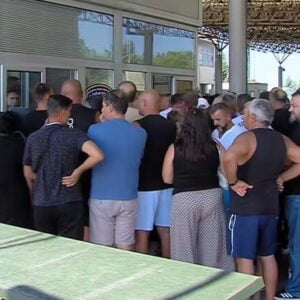 Хаос на Табановцима: Срби сатима заглављени на граници, плаћају казне по новом систему, километарски редови!