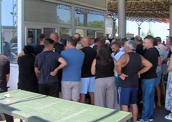 Хаос на Табановцима: Срби сатима заглављени на граници, плаћају казне по новом систему, километарски редови!