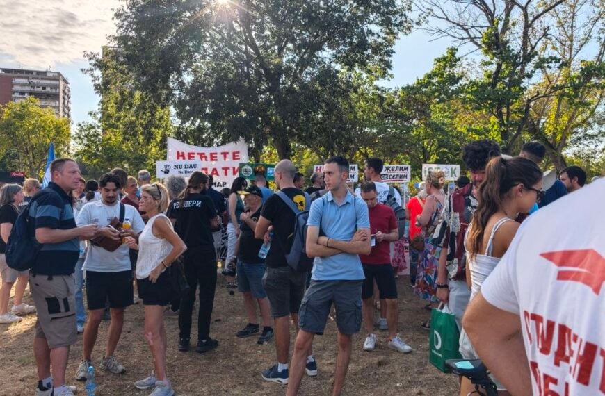 „Не могу да отму оно што је наше“: Завршен протест „Еко буна“ на Ушћу, активисти развукли црвену траку, нови скуп 19. септембра