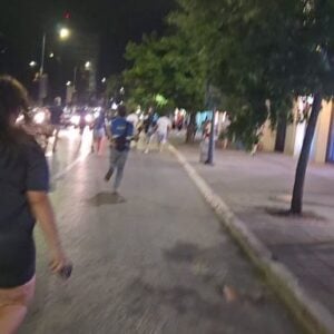 Ћаци у аутомобилу се залетео на масу на протесту у Ваљеву! Потом изашао и тукао људе (ВИДЕО)