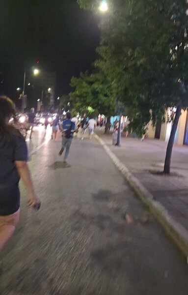 Ћаци у аутомобилу се залетео на масу на протесту у Ваљеву! Потом изашао и тукао људе (ВИДЕО)