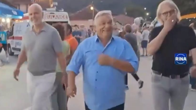 (ФОТО, ВИДЕО) Шта ради Виктор Орбан у Гучи у друштву Оскара милијардера?