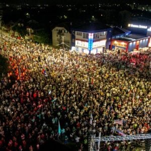 УЖИВО Маса људи на студентском протесту у Ваљеву: Потресни говори, хапшења, претреси… (ВИДЕО)