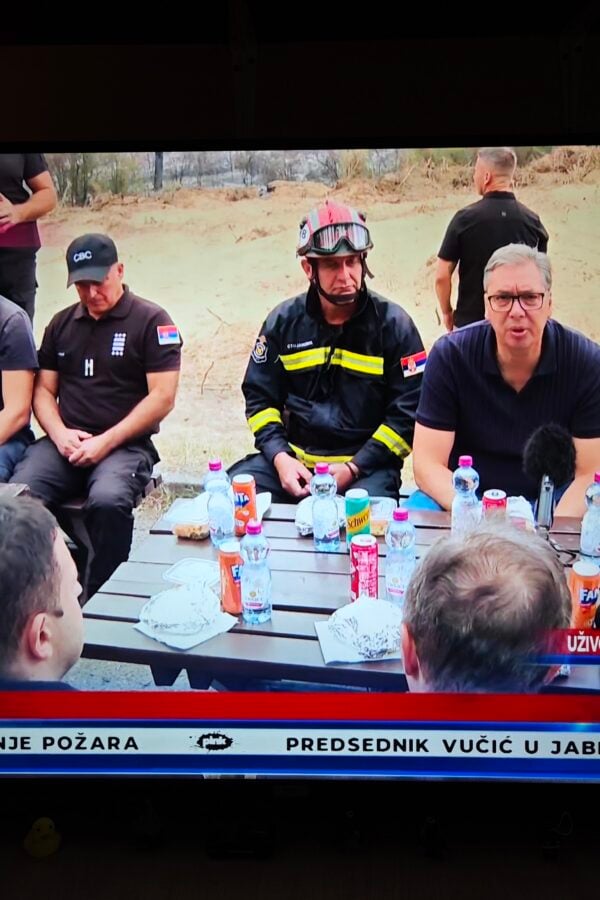 Вучић са ватрогасцима у Делиблатској пешчари:&hellip;