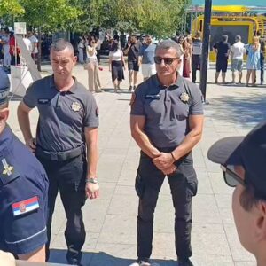 (ВИДЕО) Полиција одузела транспарент „Студенти побеђују“ током ЕКСПО каравана у Крушевцу