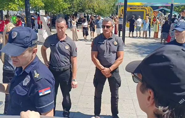 (ВИДЕО) Полиција одузела транспарент „Студенти побеђују“ током ЕКСПО каравана у Крушевцу