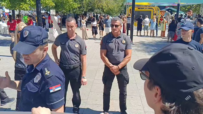 (ВИДЕО) Полиција одузела транспарент „Студенти побеђују“ током ЕКСПО каравана у Крушевцу