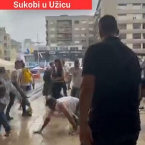 СНС криминалци у Ужицу групно тукли човека у кафићу, полиција гледала (ВИДЕО)