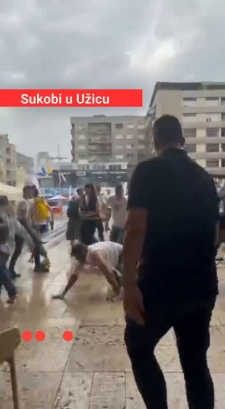 СНС криминалци у Ужицу групно тукли човека у кафићу, полиција гледала (ВИДЕО)