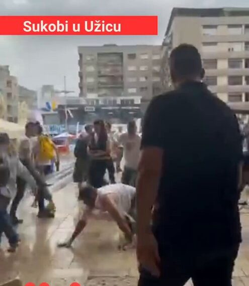 СНС криминалци у Ужицу групно тукли човека у кафићу, полиција гледала (ВИДЕО)