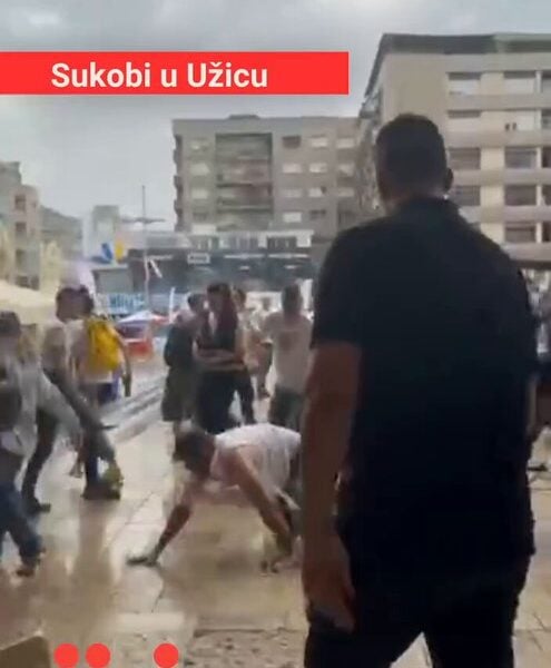 СНС криминалци у Ужицу групно тукли човека у кафићу, полиција гледала (ВИДЕО)