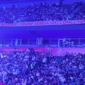 Бесраман Вучићев покушај увлачења Доналду Трампу: Ћаци окачили транспарент по налогу, бачени милиони на УФЦ (ФОТО)