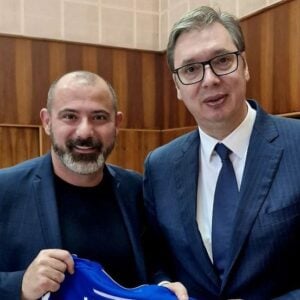 Зграда Дејана Станковића са које су хулигани бацали петарде и каменице на грађане (ВИДЕО)