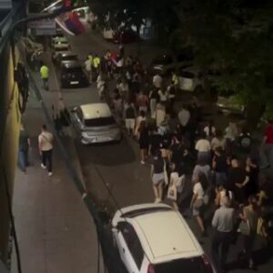 Протест средњошколаца у Нишу: Директорима се даје апсолутна моћ, одузимају нам глас! (ВИДЕО)