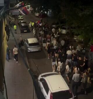 Протест средњошколаца у Нишу: Директорима се даје апсолутна моћ, одузимају нам глас! (ВИДЕО)