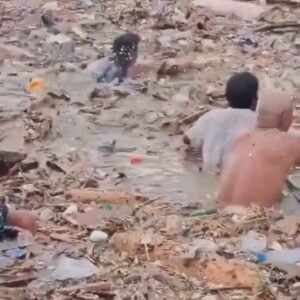 Катастрофа у Непалу: Има и Срба међу 1.468 несталих, најмање 392 мртвих, вода рушила солитере и носила стене тешке неколико тона