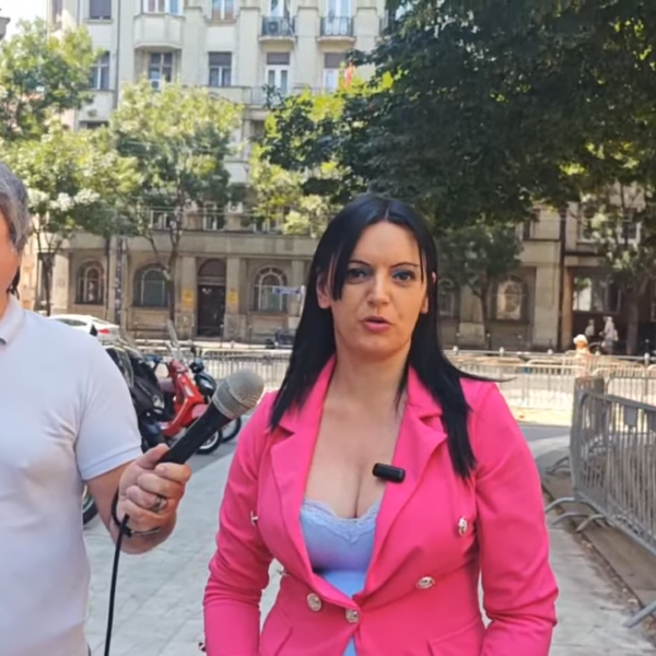 Уживо: Узбуњивачица испред Председништва Србије! Терају је у затвор и прете силовањем! (ВИДЕО)