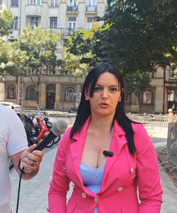 Узбуњивачица испред Председништва Србије! Терају је…