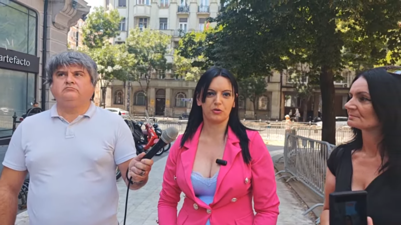 Уживо: Узбуњивачица испред Председништва Србије! Терају је у затвор и прете силовањем! (ВИДЕО)