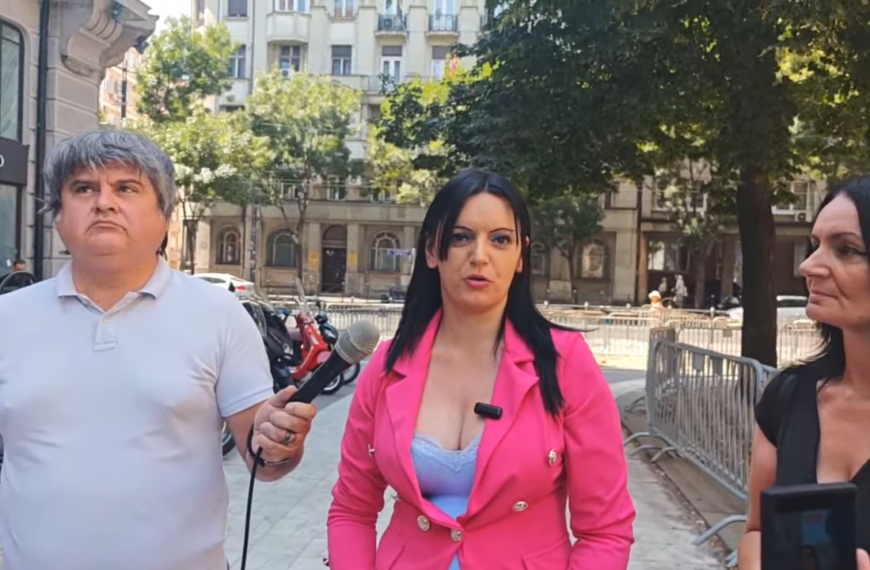 Уживо: Узбуњивачица испред Председништва Србије! Терају је у затвор и прете силовањем! (ВИДЕО)
